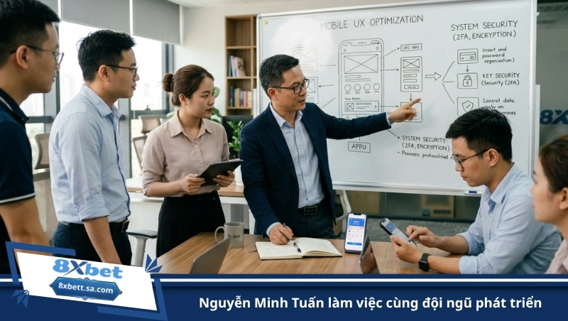 Nguyễn Minh Tuấn làm việc cùng đội ngũ phát triển